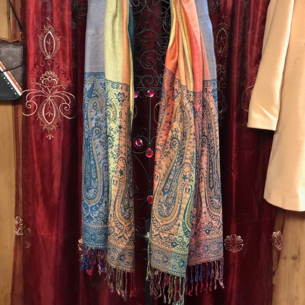 Beautiful Reversible Scarf - Picture 4 of 8